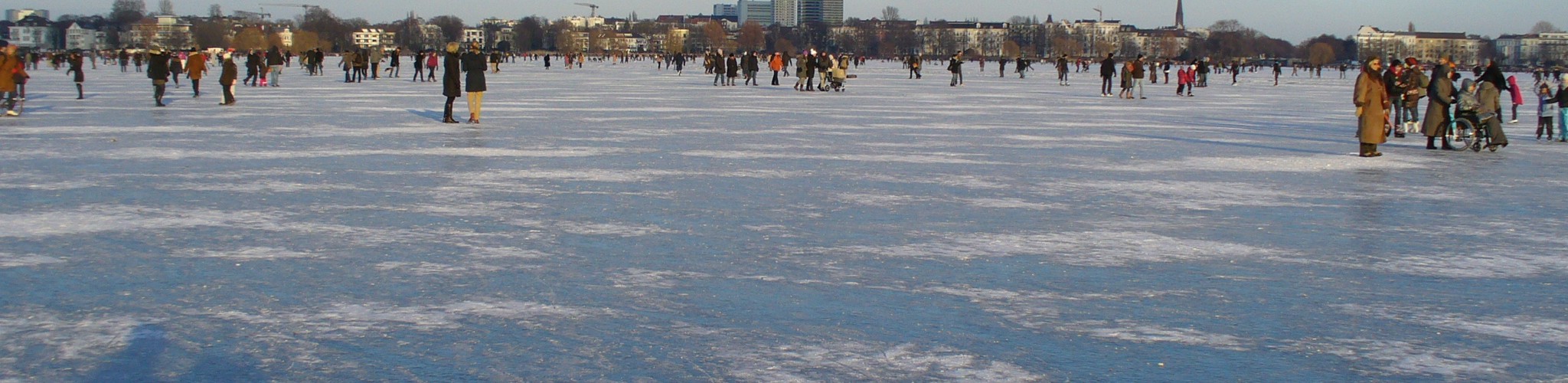 Die zugefrorene Alster im Februar 2012 - Die Eisdecke darf betreten werden !
